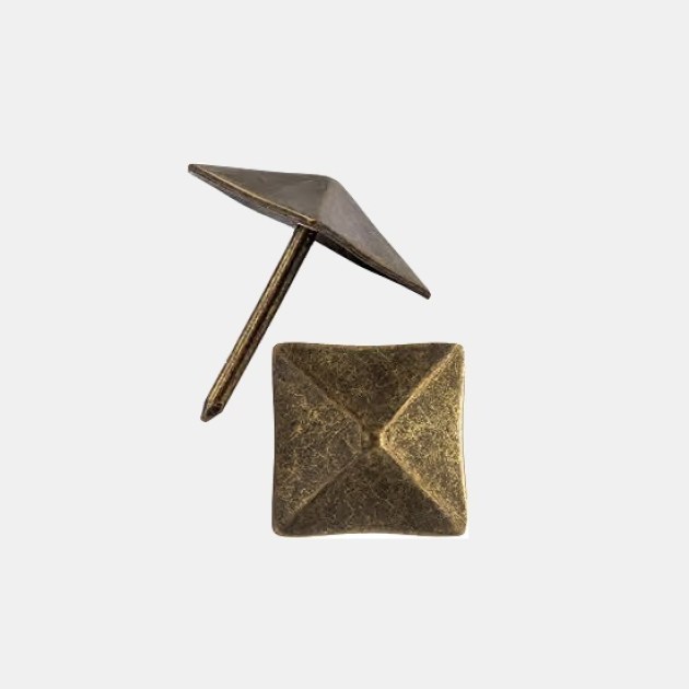Borchia-piramidale-in-ottone-antico-1