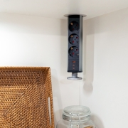 Emuca Multipresa estraibile Vertikal, 3 prese Schuko, 1 USB Tipo A, 2 USB Tipo C, Tecnoplastica e Alluminio, Grigio meta