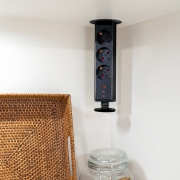 Emuca Multipresa estraibile Vertikal, 3 prese Schuko, 1 USB Tipo A, 2 USB Tipo C, Tecnoplastica e Alluminio, Verniciato nero