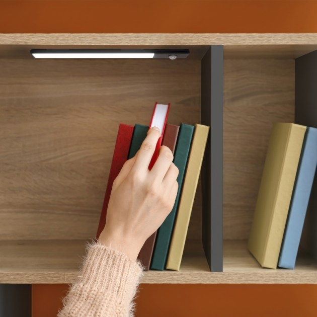 Emuca Applique LED Kaus Black ricaricabile via USB con sensore di movimento, 400mm, Verniciato nero