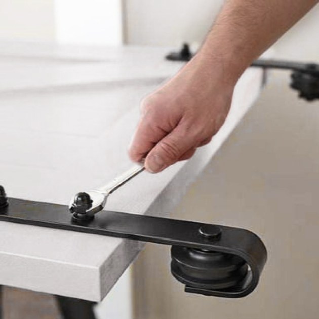 Emuca Sistema Barn per ante scorrevoli in legno sospese, Senza chiusura soft, Verniciato nero, Acciaio e Tecnoplastica