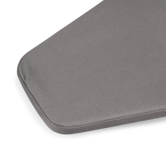 Tessuto di ricambio per asse da stiro pieghevole Iron.Compatibile con l'asse da stiro codice 8080020.Dimensioni dispiegata 810 x 300 mm Realizzata in 100% cotone e in colore grigio antracite.Facile da inst